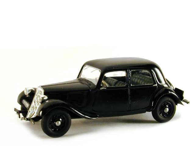 Traction avant Citroën noire 11 CV de 1955 par Heller